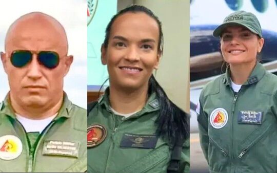 AviÂo cai e mata tres militares