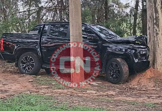 Caminhonete colide em arvore no pq indaia cópia