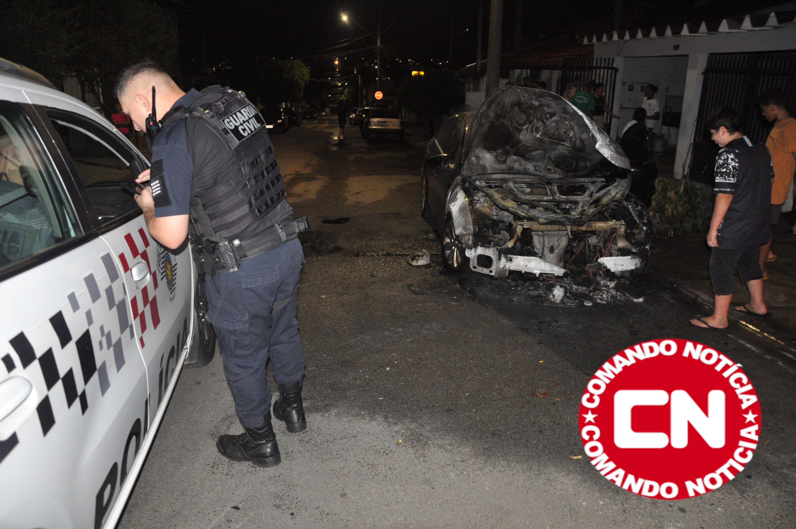 Ex coloca fogo em carro 1