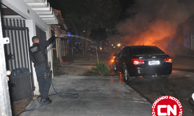 Ex coloca fogo em carro 4