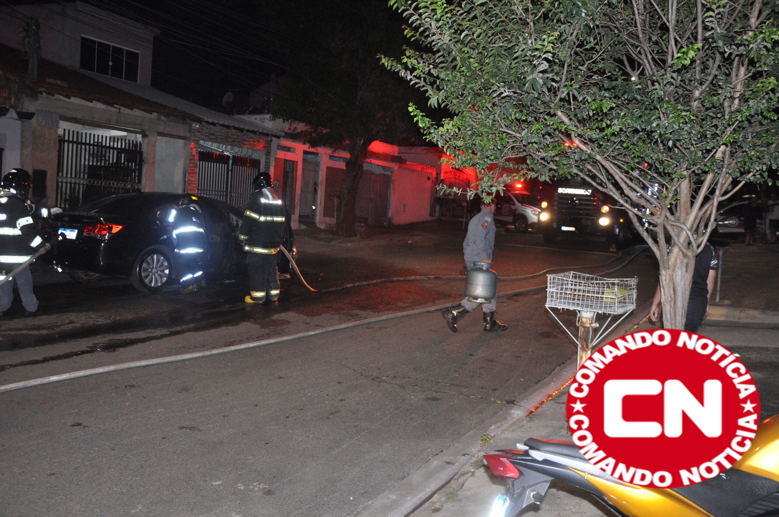 Ex coloca fogo em carro