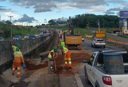 Equipes da rodovias do tietê iniciaram as obras de recuperação do local, que devem ser finalizadas neste sábado, dia17 (1)