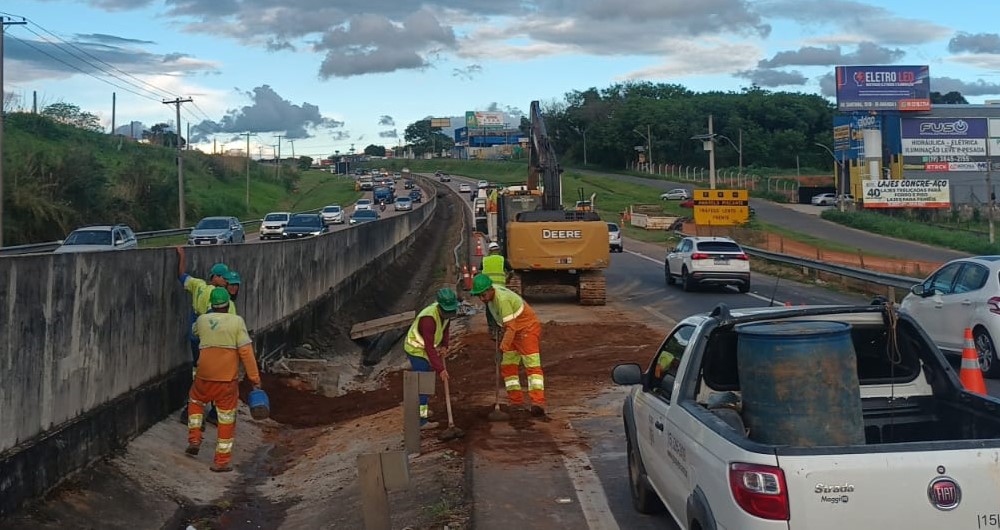 Equipes da rodovias do tietê iniciaram as obras de recuperação do local, que devem ser finalizadas neste sábado, dia17 (1)