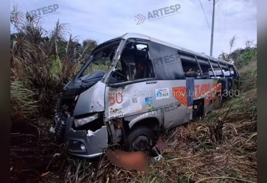 Micro onibus capota e mata tres