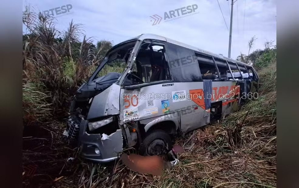 Micro onibus capota e mata tres