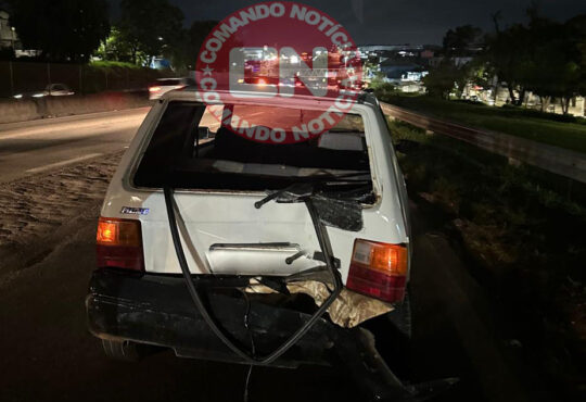 Moto colide em traseira de uno sp 75