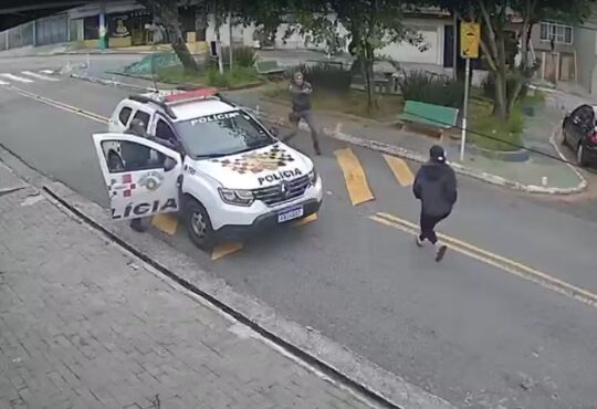 Pedrada em viatura pm osasco