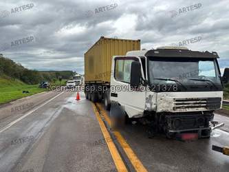 Saveiro bate em carreta rodovia do aÇucar 2