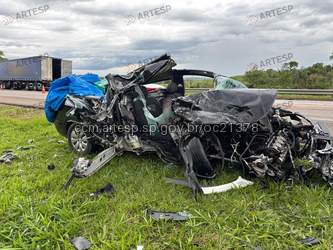 Saveiro bate em carreta rodovia do aÇucar