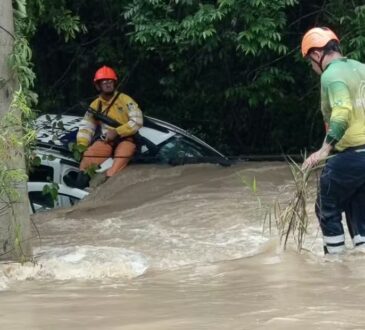 Viatura pm arrastada chuva araÇoiaba