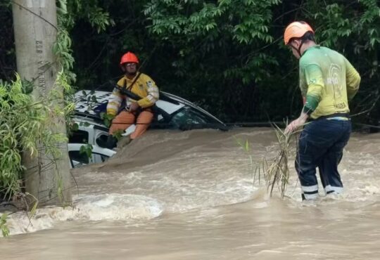 Viatura pm arrastada chuva araÇoiaba