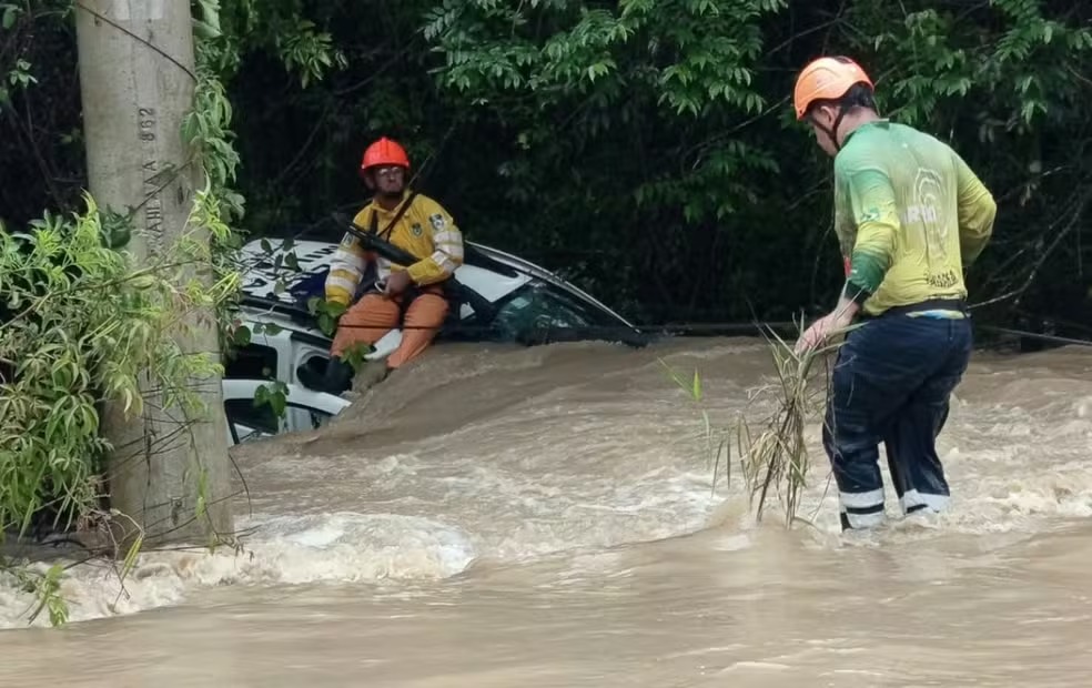 Viatura pm arrastada chuva araÇoiaba